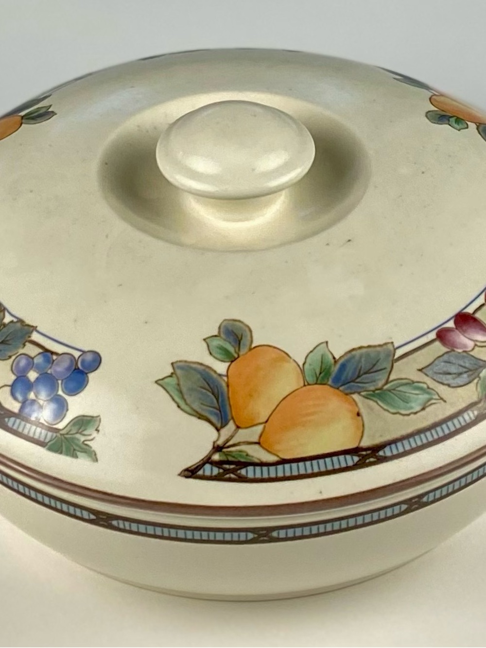 Mikasa Intaglio Garden Harvest Round Covered Casserole Dish W/ lid 9 1/2”w